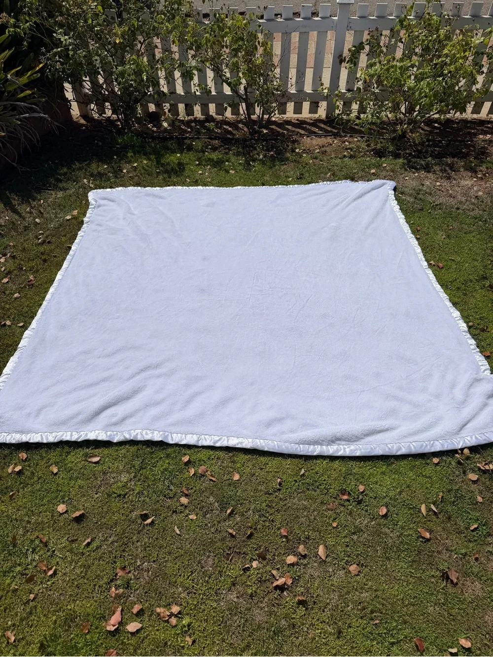 Simply Shabby Chic Satin Trim White Plush Blanket Rachel Ashwell Heavy F/Q GUC